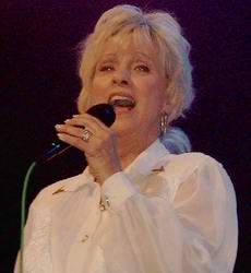 Connie Smith am 26. Juli 2003 in der Grand Ole Opry. Bild: Florian Agreiter