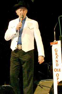 Jack Greene in der Grand Ole Opry am 26. Juli 2003. Bild: Hauke Strbing
