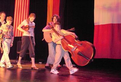 2. Bluegrass Festival am 3.4.2004 in Bhl: Kleiner Mann am groen Bass, der 7jhrige John Musselwhite & Family. Bild: Hauke Strbing