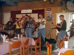 Country-Konzert im Bell Buckle Caf, Bell Buckle, Tennessee, whrend der Live-bertragung am 26. Juli 2003. Aufnahme: Florian Agreiter