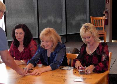 Sharon White, Barbara Fairchild und Connie Smith bei der Autogrammstunde anllich der Prsentation ihrer CD "Love Never Fails" am 12. August 2003 bei Tower Records in der Opry Mills in Nashville. Aufnahme: Hauke Strbing