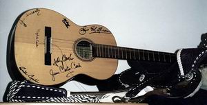 Johnny Cash, Gitarre mit Autogrammen