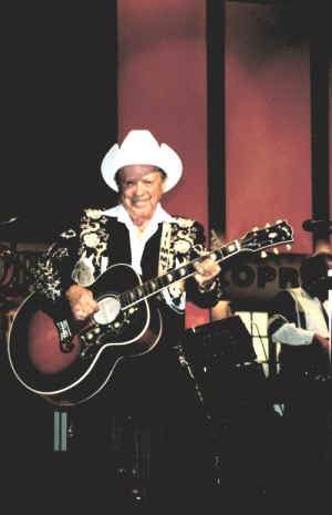 Little Jimmy Dickens auf der Bhne der Grand Ole Opry im Jahr 2002