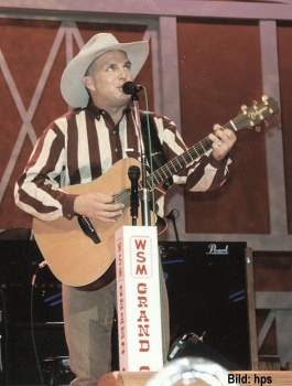 Garth Brooks auf der Bhne der Grand Ole Opry im Jahr 1996