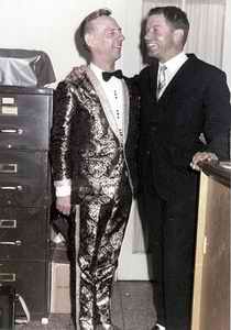 Hank Snow mit dem Autor dieses Berichts, Walter Fuchs, am 3. Juli 1966 im Top Hat NCO-Club in Mannheim-Kfertal. Bild: Archiv Walter Fuchs